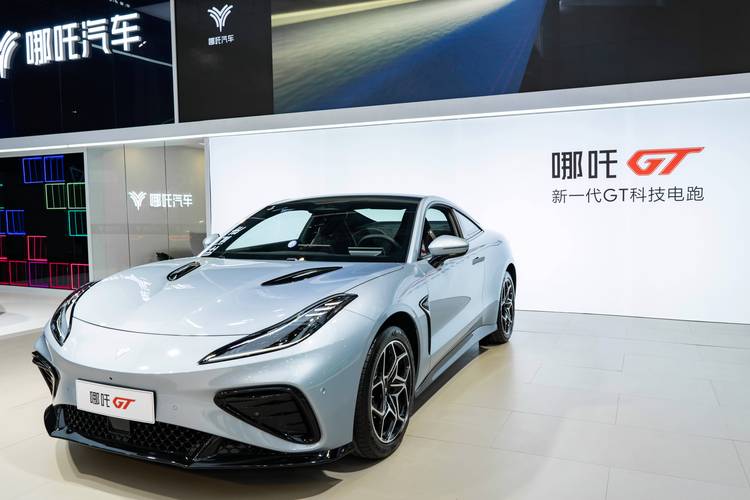 深圳290哪吒汽车在智能汽车领域的表现，领途汽车在新能源汽车市场中的影响力